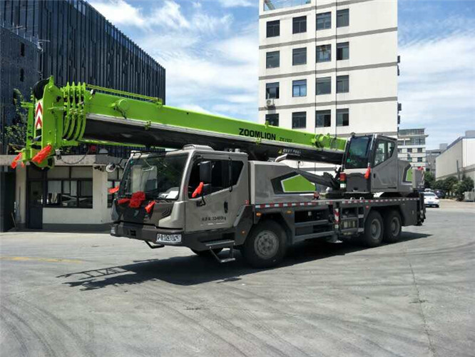 大通跨街广告牌的高空安装注意事项