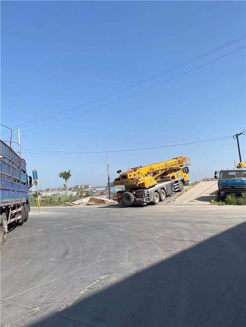 大通25吨吊车的租赁价格大概是多少？