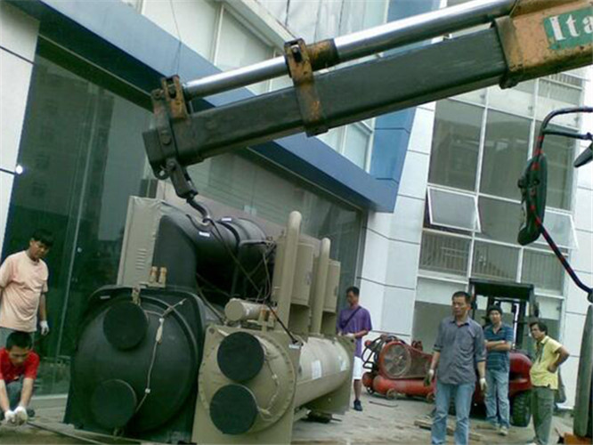 大通随车吊和汽车吊的核心区别是什么？哪种更省钱？